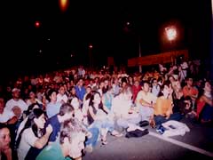 público asistente a una lectura de poemas del XV Festival de Poesía de Medellín