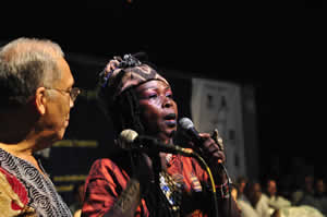 Fotografía Sara Marín. Werewere Liking y Josaphat Robert Large en la clausura del 23 Festival de Poesía de Medellín