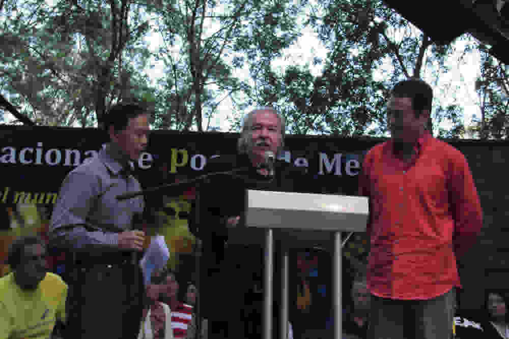 Fernando Rendón entrega placa como Presidente honorario del Festival al poeta chino Luo Ying. © #24FIPM. Photo: Natalia Rendón