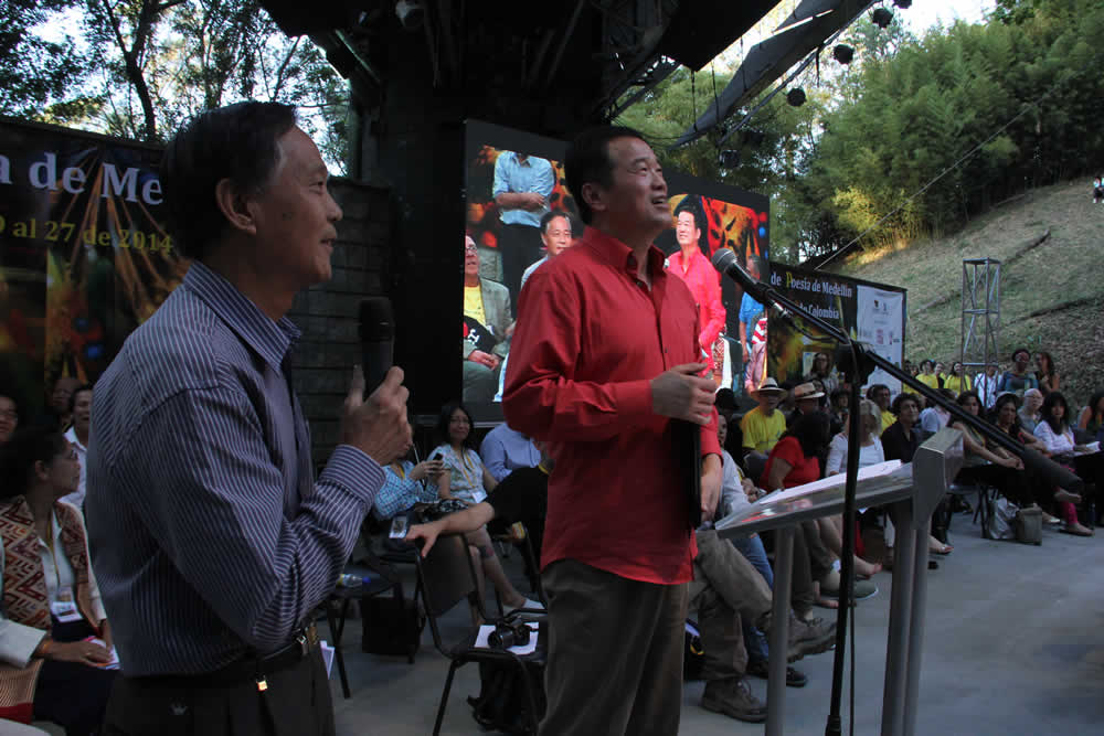 El poeta chino Luo Ying se dirige a la audiencia de Medellín. © #24FIPM. Photo: Natalia Rendón