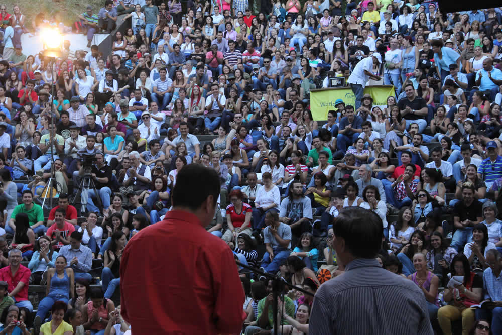 El poeta chino Luo Ying se dirige a la audiencia de Medellín. © #24FIPM. Photo: Natalia Rendón