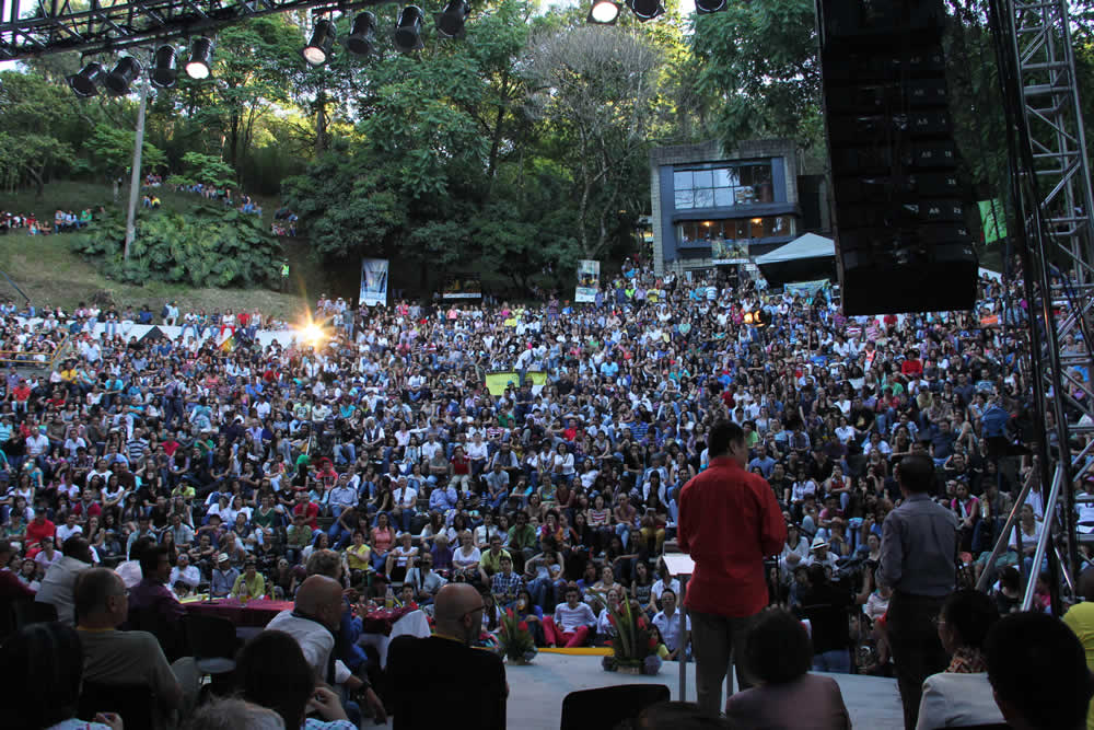 El poeta chino Luo Ying se dirige a la audiencia de Medellín. © #24FIPM. Photo: Natalia Rendón