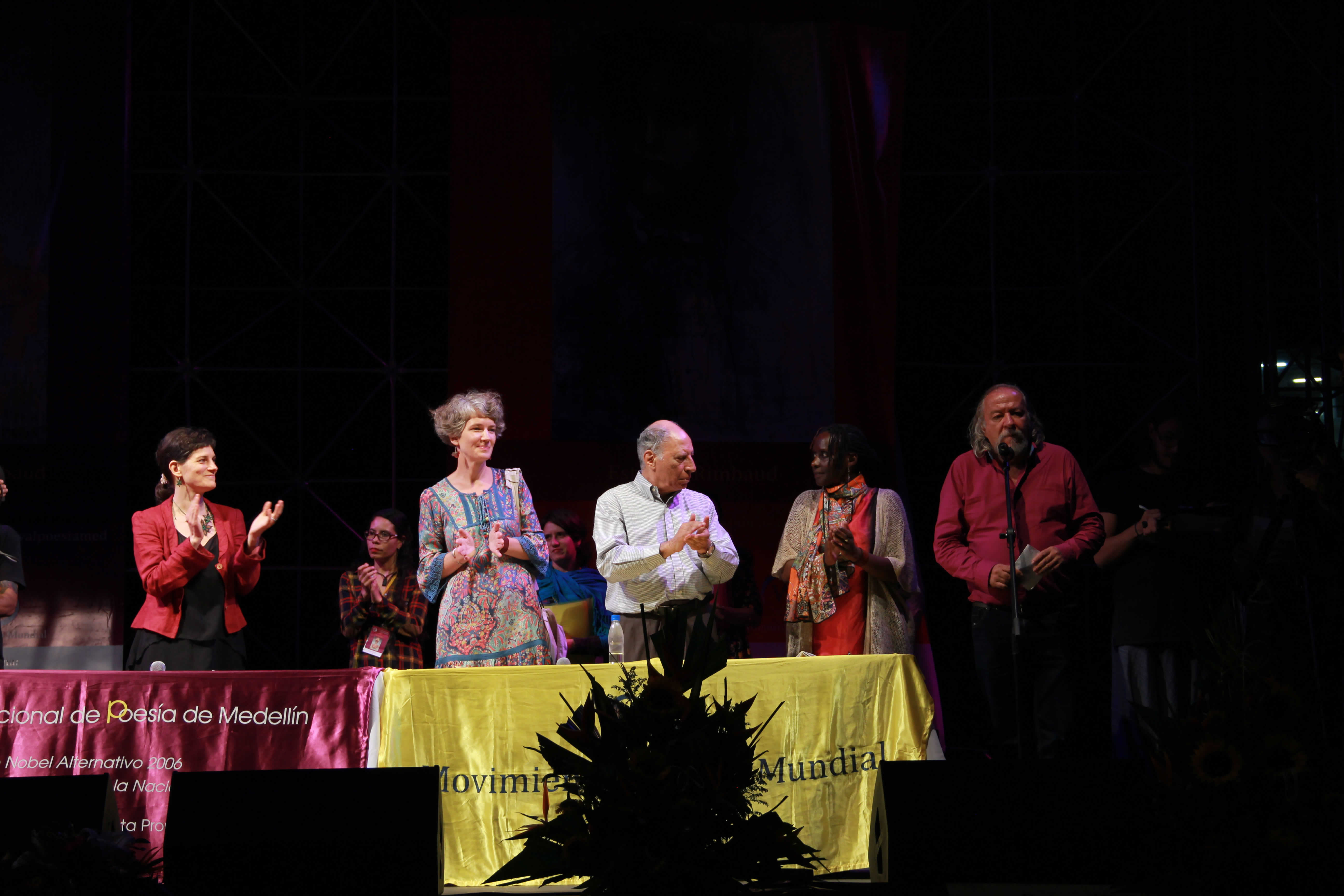 Mesa 8: Barbara Pogacnik (Eslovenia), Krystyna Dabrowska (Polonia), Keki Daruwalla (India), Juliane Okot Bitek (Uganda) y Fernando Rendón (Colombia).
. © Nidia Naranjo